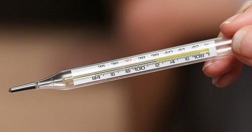Sốt là triệu chứng thường gặp của bệnh Rubella