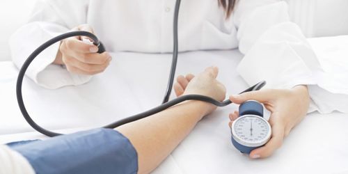 Huyết áp 200 không mệt, không nhức đầu có phải tùy cơ địa không?