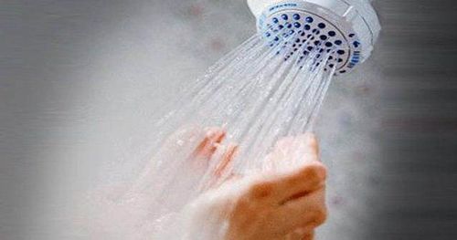Tránh tắm nước quá nóng có thể giúp ngăn ngừa nhiễm trùng nấm âm đạo