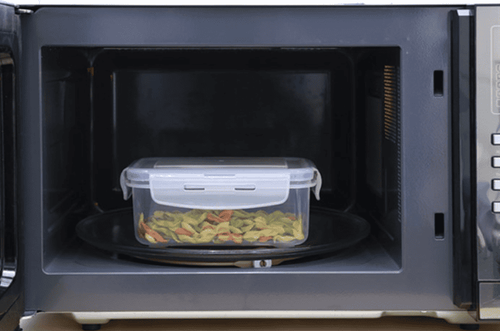 Bạn nên chuyển thực phẩm vào hộp đựng bằng gốm, thủy tinh hoặc pyrex trước khi hâm nóng bằng lò vi sóng
