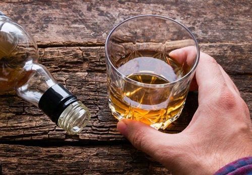 Lạm dụng rượu bia có thể gây vô sinh