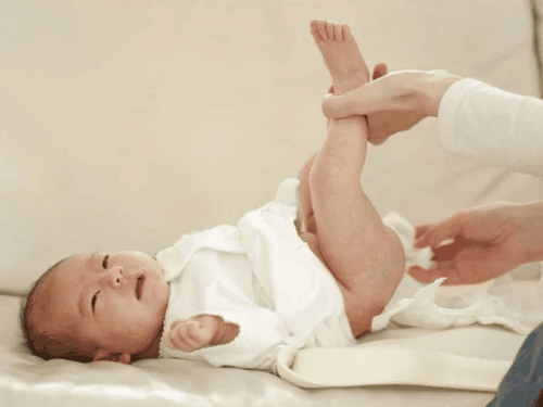 Nếu trẻ đi tiêu phân đen khi bị sốt xuất huyết đó có thể là dấu hiệu xuất huyết đường tiêu hóa