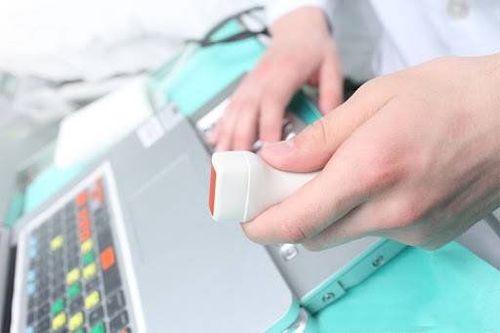 Với siêu âm đàn hồi ở trẻ em, bác sĩ sẽ lựa chọn đầu dò siêu âm phù hợp với kích thước trẻ