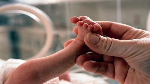 Khi đến thời điểm được khuyến nghị, các bà bầu nên đi siêu âm khảo sát cột sống thai nhi