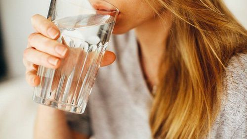 Aldactazide sử dụng qua đường uống, có thể kèm với thức ăn hoặc không