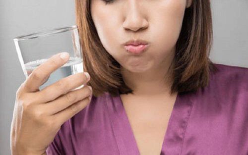 Súc miệng bằng nước muối sinh lý sẽ giúp khoang miệng luôn trong trạng thái sạch sẽ