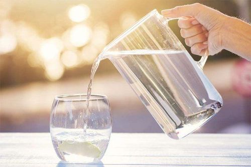 Người cao tuổi cần cung cấp đủ chất lỏng cần thiết cho cơ thể
