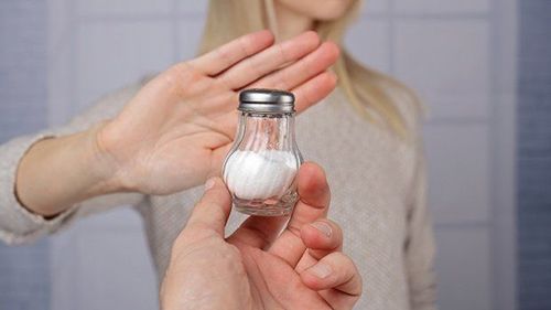 Ăn mặn cũng là một trong số nhiều yếu tố làm tăng nguy cơ tăng huyết áp