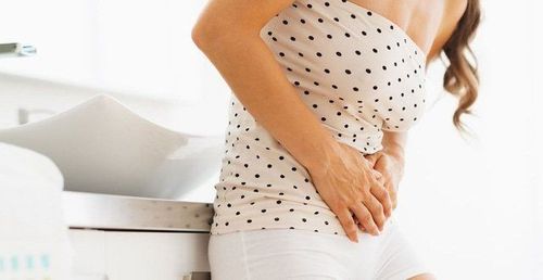 Biểu hiện lâm sàng của suy giãn tĩnh mạch buồng trứng là đau bụng dưới mãn tính