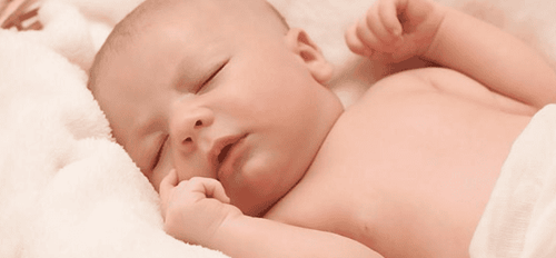 Xương trẻ sơ sinh chứa nhiều nước, ít muối khoáng nên dễ bị gãy