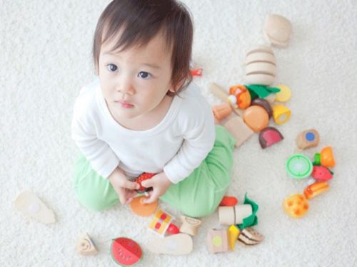 Bé 34 tháng tuổi luôn muốn liên tục chạy nhảy, khám phá và chơi trò chơi