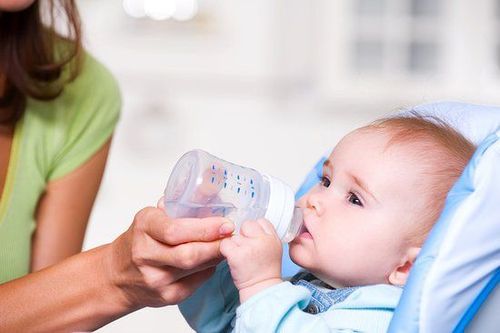 Nên bổ sung đầy đủ nước khi trẻ bị sốt để tăng cường sức đề kháng