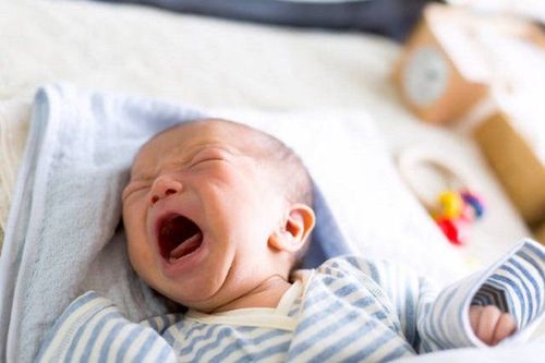 Trẻ sơ sinh thể hiện điều mình muốn thông qua tiếng khóc