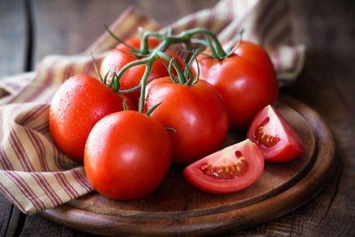 Does eating tomatoes help with weight loss?  