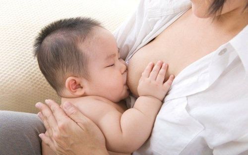 Sữa mẹ là nguồn dinh dưỡng chính cho bé vào thời điểm này