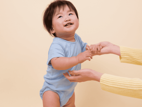 
Trẻ 40 tuần tuổi đã sử dụng được nhiều những cơ bắp lớn ở tay và chân để có thể chập chững một mình
