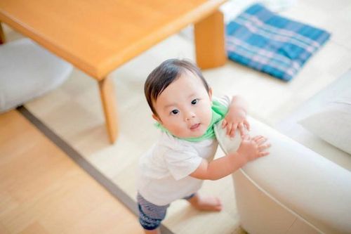 Một số trẻ, giai đoạn 43 tuần tuổi sau sinh trẻ có thể đi vững chắc