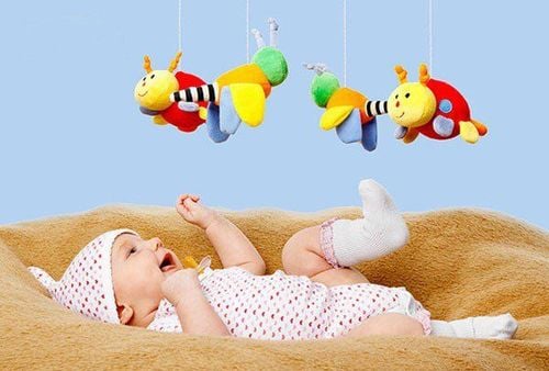 Trẻ sơ sinh nên được đội mũ vì đây là nơi tỏa ra hơn 85% nhiệt lượng của cơ thể, đặc biệt ở những trẻ sinh non
