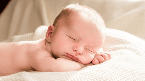 Cha mẹ nên tắm nắng cho trẻ sơ sinh theo hướng dẫn của bác sĩ