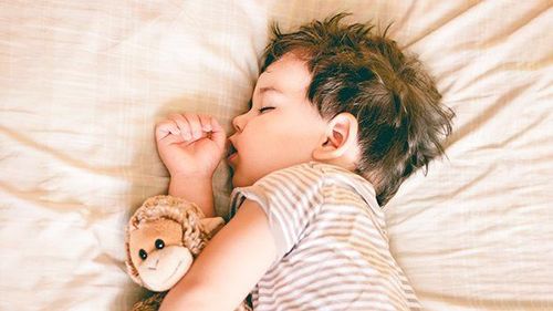 Trẻ 22 tháng tuổi khi ngủ có thể muốn được bạn kể chuyển hoặc đòi uống sữa