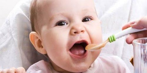 
Trẻ 5 tháng đã có thể bắt đầu ăn dặm
