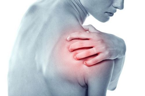 Khi bị tổn thương lao khớp vai, người bệnh sẽ đau và hạn chế vận động khớp vai