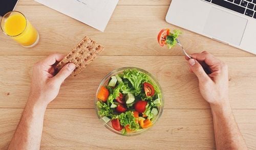 Ăn uống có chánh niệm giúp bạn phân biệt giữa cảm giác thèm ăn và đói thực tế