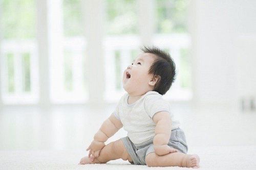 Khiếm thính có thể ảnh hưởng đến khả năng phát triển lời nói, ngôn ngữ và các kỹ năng xã hội của trẻ