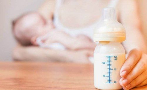 Để trở lại cân nặng hợp lý, trẻ cần được bổ sung sữa mẹ, bổ sung sữa công thức hoặc cho trẻ bắt đầu ăn dặm