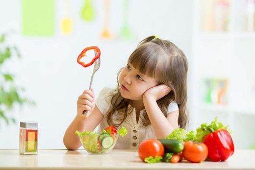Bạn hãy giữ bình tĩnh, đừng gây áp lực hoặc quát mắng trẻ trong mỗi bữa ăn
