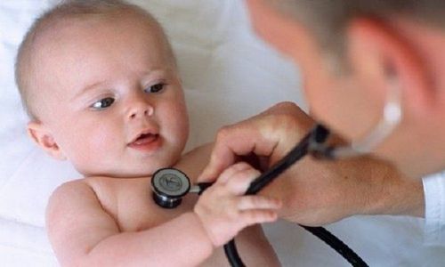 Để tìm hiểu nguyên nhân tại sao trẻ không tăng cân hoặc chậm tăng cân, bác sĩ sẽ tiến hành khám sức khỏe cho trẻ