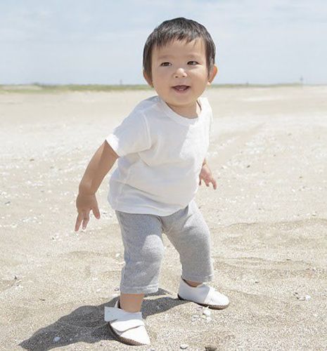 Trẻ 22 tháng tuổi có thể thành thạo trong việc đi bộ