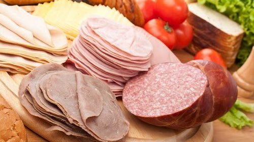 Không nên ăn các loại thực phẩm là gây kích thích dạ dày như loại thịt nguội chế biến sẵn