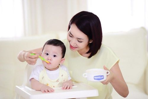 Cần theo dõi các phản ứng của bé