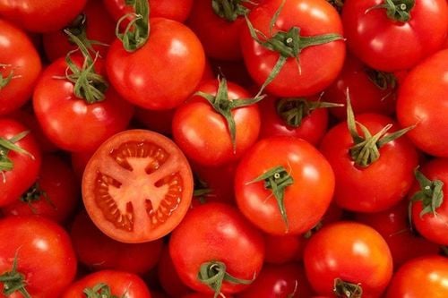 What are the effects of consuming tomatoes on the skin?
