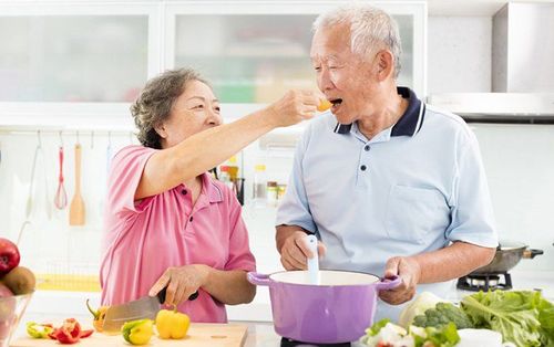 Người lớn tuổi sẽ gặp khó khăn hơn trong việc giảm cân