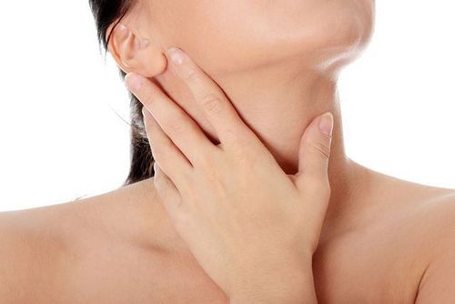 Rò giáp móng có phần đầu rò ngoài là một nang ở giữa cổ vùng xương móng