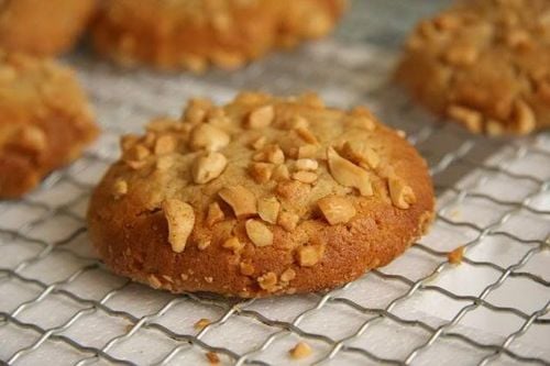 Cookies aid in the absorption of gastric acid in patients.
