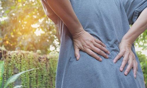 Đau lưng là triệu chứng dường như không liên quan của hội chứng ruột kích thích