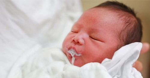 Trẻ sơ sinh bị ọc sữa do trào ngược dạ dày thực quản