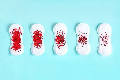 Một người phụ nữ được xem là trải qua thời kỳ mãn kinh sau khi không có kinh trong 1 năm