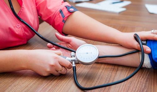 Diclozor có thể làm tăng huyết áp vì vậy cần kiểm tra huyết áp thường xuyên