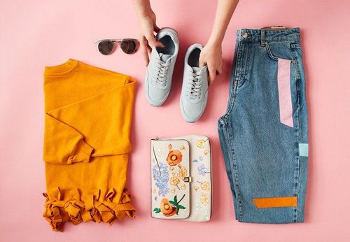 Chuẩn bị đồ dùng cần thiết cho việc tập thể dục khi đi công tác