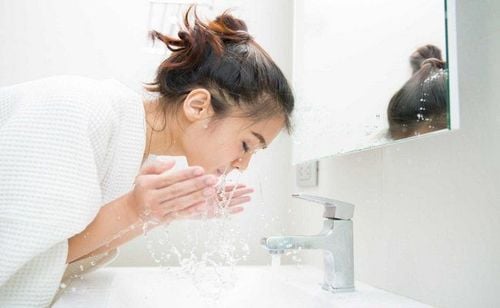 Một phần quan trọng khác của quá trình chăm sóc da sau peel da mặt hóa học hiệu quả là cần lựa chọn một loại sữa rửa mặt dịu nhẹ