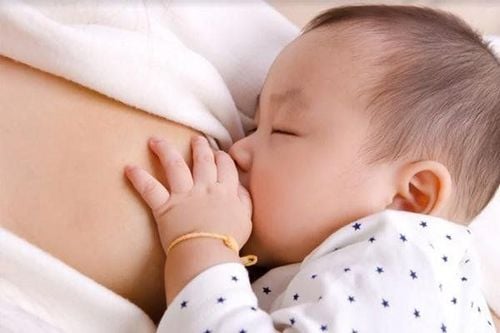 
Sữa mẹ thường được tổng hợp từ nguồn dinh dưỡng có sẵn trong cơ thể người mẹ để mang đến nguồn dưỡng chất tốt nhất cho các bé
