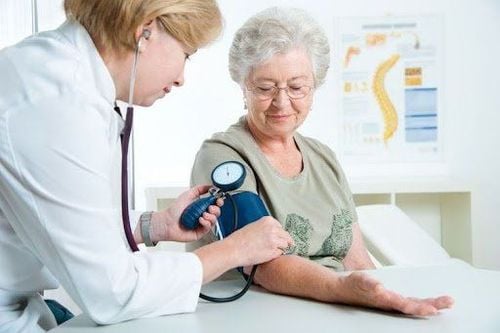 Phần lớn người cao tuổi bị tăng huyết áp không có triệu chứng gì cho đến khi phát hiện được bệnh