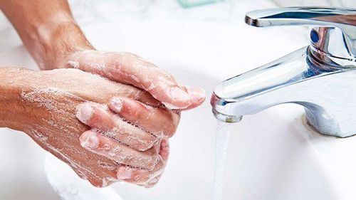 Be sure to wash your hands thoroughly before extracting blackheads from the nose.