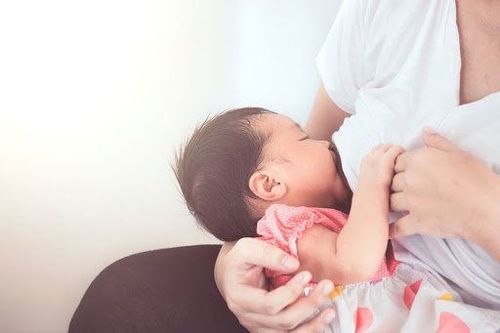 Một số nghiên cứu cho thấy cho trẻ bú có thể hỗ trợ quá trình giảm cân sau khi mang thai