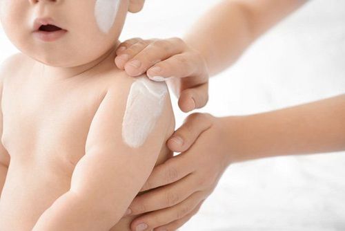 Chăm sóc trẻ viêm da cơ địa bằng việc bôi kem dưỡng ẩm