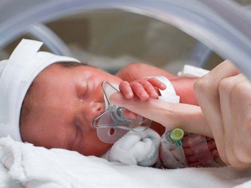 Trẻ sơ sinh sẽ được chỉ định ECMO trong trường hợp bị viêm phổi